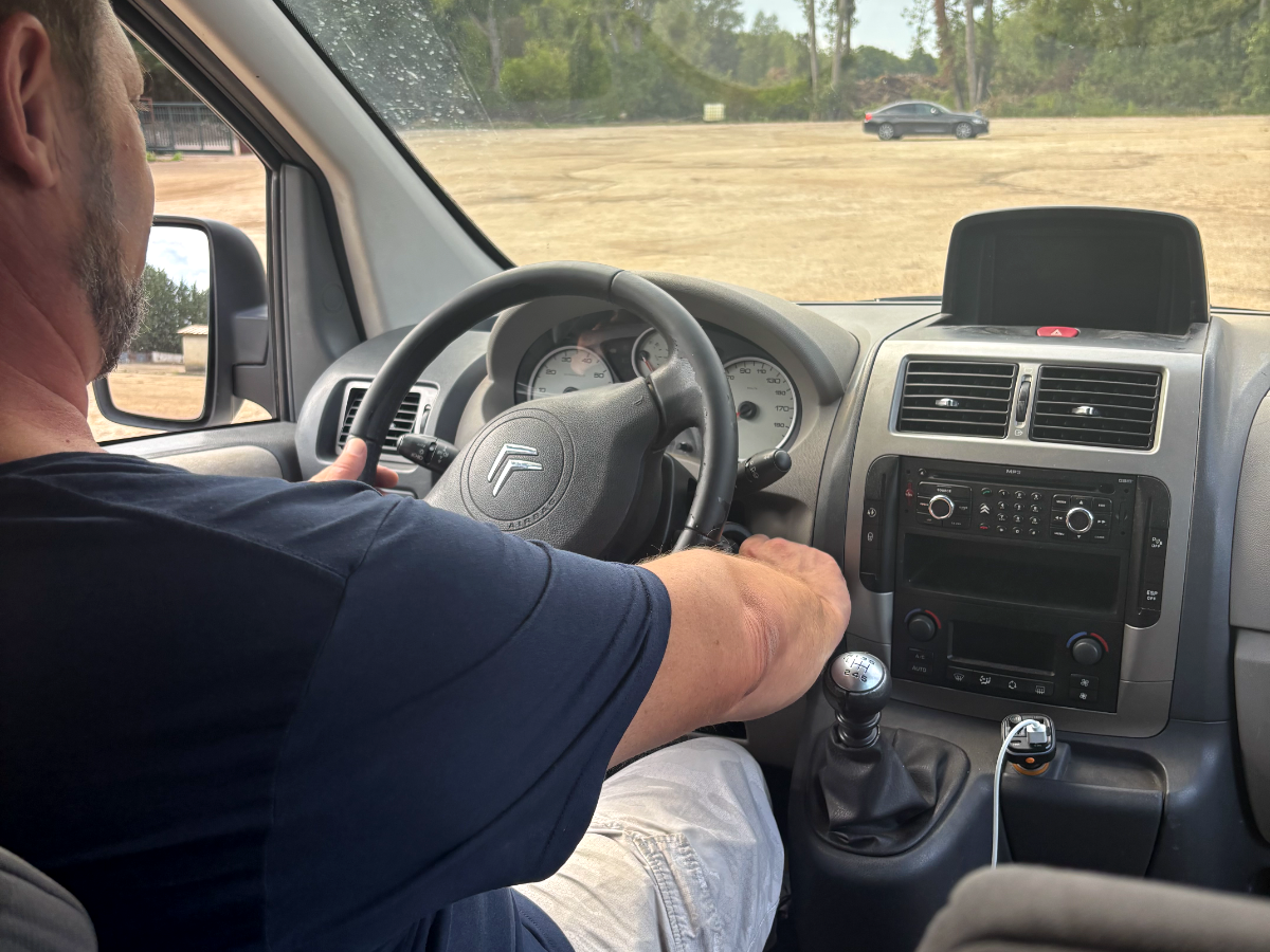 Le chauffeur de la navette Fly Park au volant, en route vers le terminal de Beauvais-Tillé