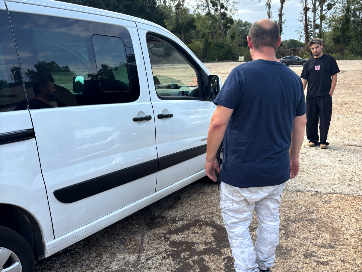 Un client rejoint le chauffeur près de la navette Fly Park après son vol