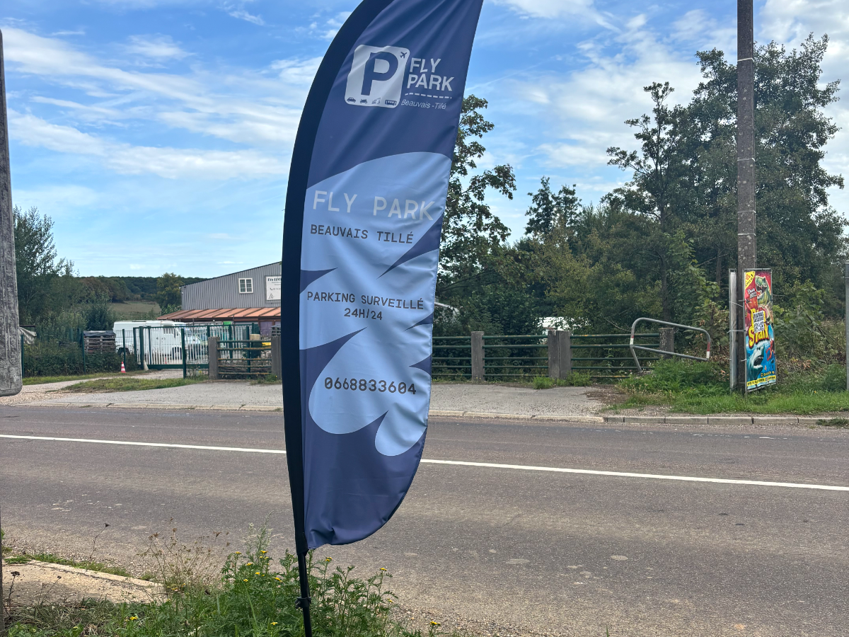 Drapeau Fly Park visible depuis la route, repère d'accès au parking